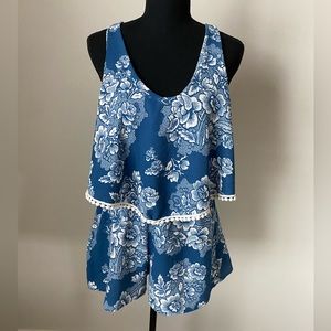 Moon Kiss Blue/White Floral Romper Size Small Like New